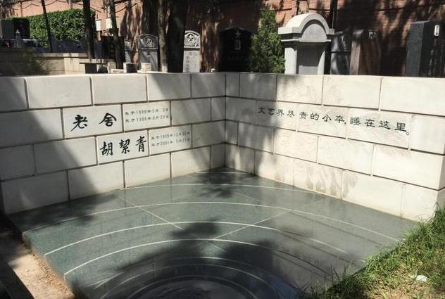 名人墓都是怎样的？李白墓前摆满美酒！