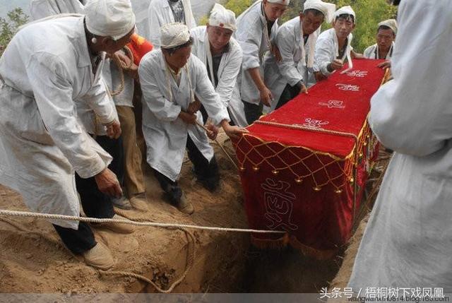 农村抬棺下葬必带两样东西，老话说哪一样都不能少