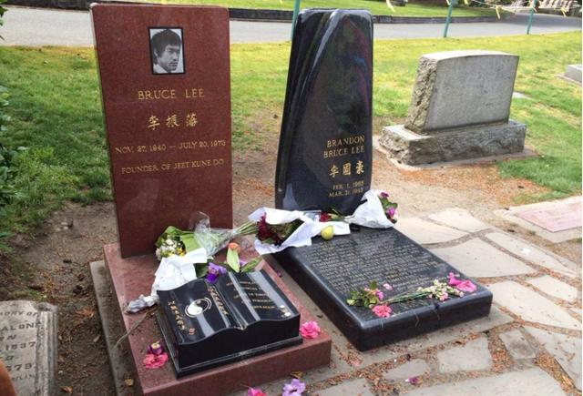 名人墓都是怎样的？李白墓前摆满美酒！