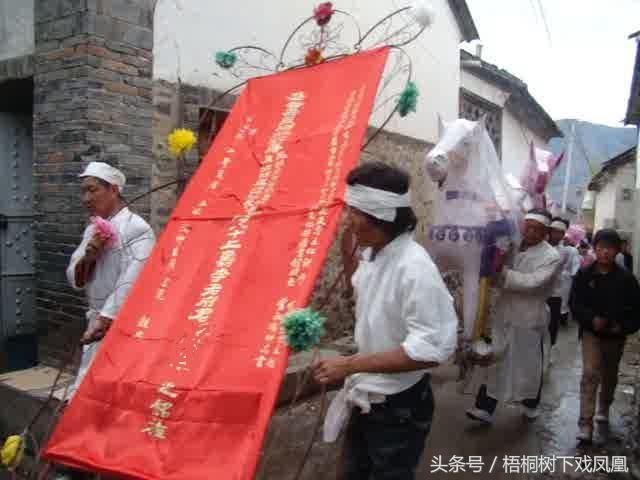 农村抬棺下葬必带两样东西，老话说哪一样都不能少