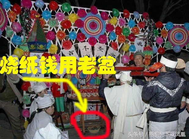 农村抬棺下葬必带两样东西，老话说哪一样都不能少