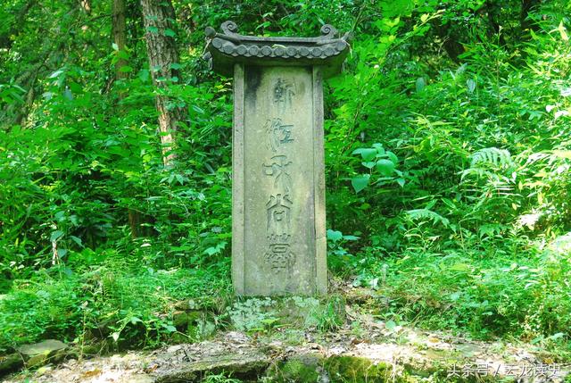 渐江墓及披云峰名人墓
