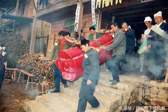 农村抬棺下葬必带两样东西，老话说哪一样都不能少