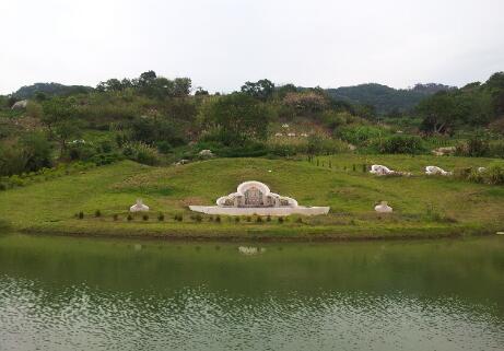 风水大师路过一座墓地，留下了三个诡异预言，多年后全部应验