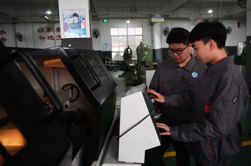 重庆：数控技术应用专业学生在实操练习 新华社记者 王全超 摄